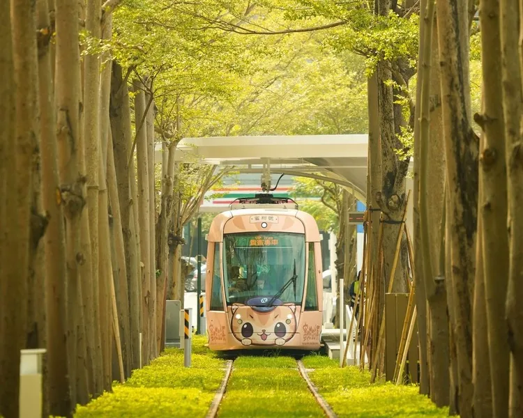 高雄輕軌今年新增「龍貓隧道」等新路線，吸引觀光人潮。高市府提供