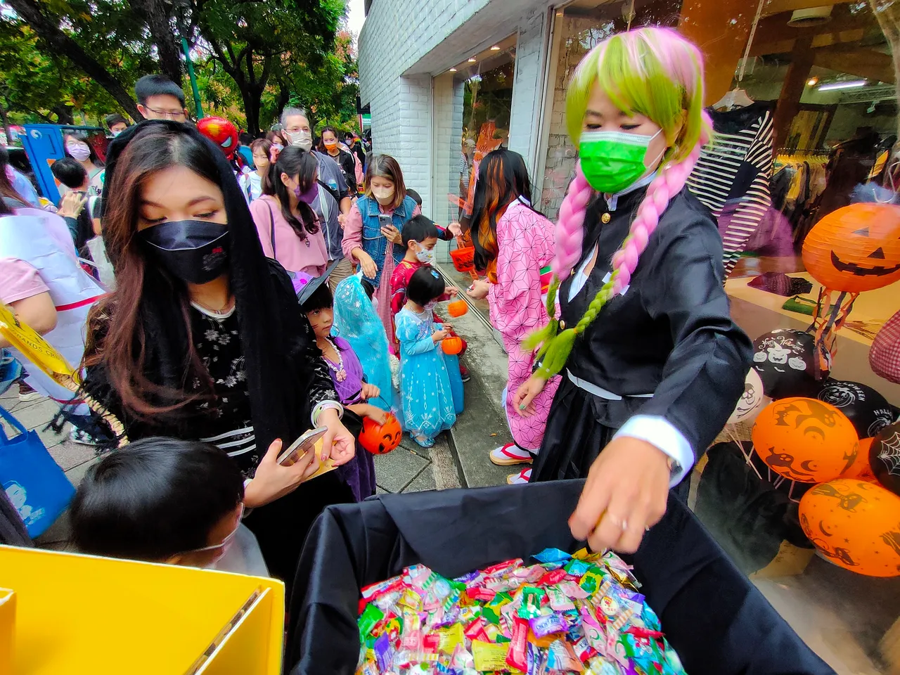 天母沿途商家準備了糖果分送給討糖的小朋友。葉志明攝