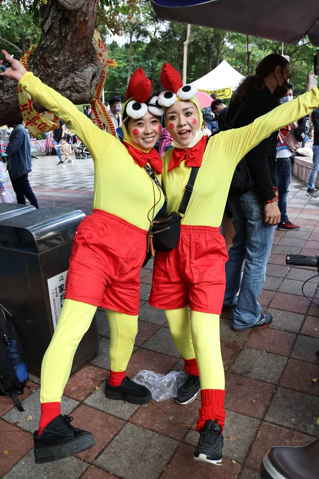 日本人亞未太太(左)，未來太太已連續11年參加天母萬聖節活動。葉志明攝