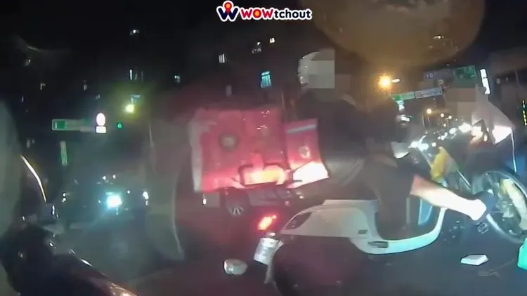 金男多次衝撞侯男，導致侯男腿部瘀青，自行車也損壞。翻攝自YouTube「WoWtchout-地圖型行車影像分享平台」