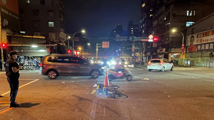 警方獲報趕抵，現場還遺留侯男損壞的自行車。新店警分局提供