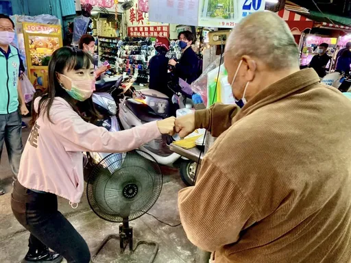 韓國瑜喊柯志恩當選「買一送二」 白眼女神酸:瘋狂促銷是滯銷品