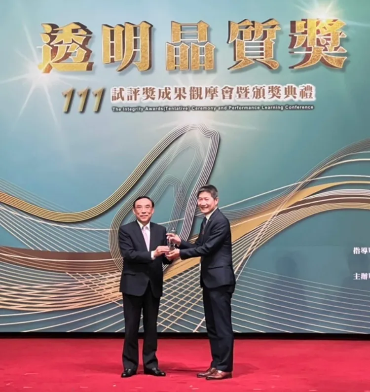 法務部長蔡清祥頒發透明晶質獎，特優機關獎項，機場公司總經理范孝倫領獎。桃機提供