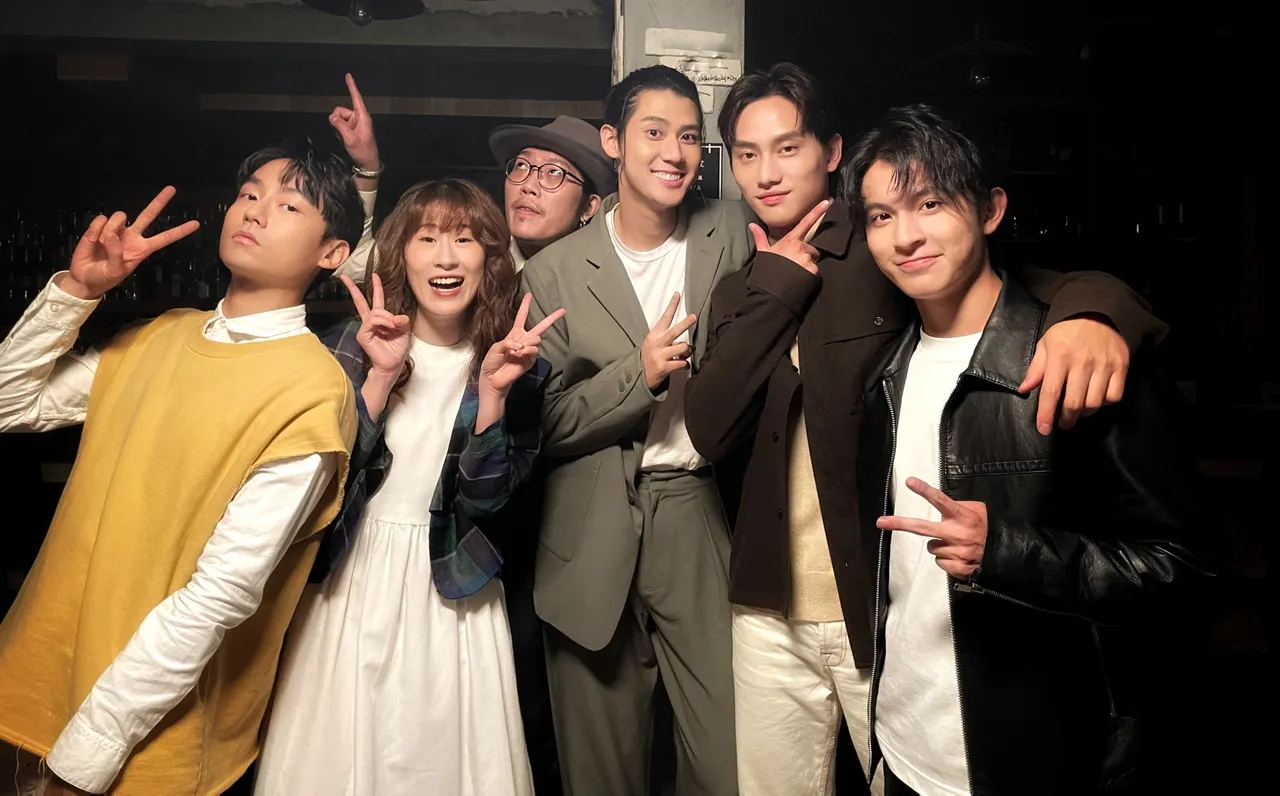 李玉璽（右三）新歌MV邀請大鶴（前排左起）、百白、范少勳、林暉閔等硬底子演員合作。老鷹提供