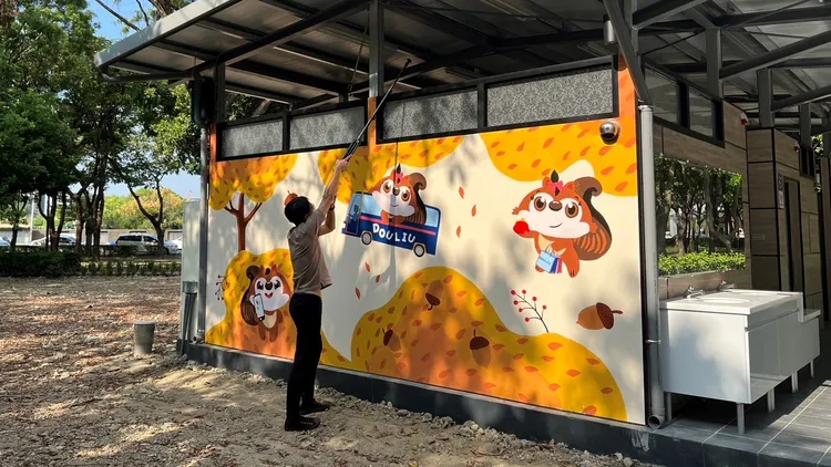 有心人從外伸長自拍棒便能偷拍女廁內動靜。魏嘉良攝