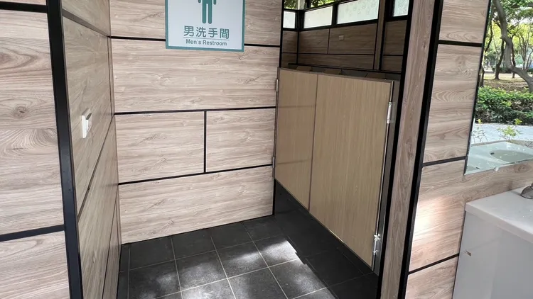 男廁加裝門後，原先如廁曝光疑慮已改善。魏嘉良攝