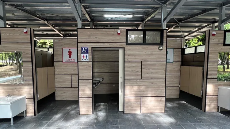 斗六市公所從善如流，於男女廁所入口加設彈簧門防止民眾隱私外洩。魏嘉良攝