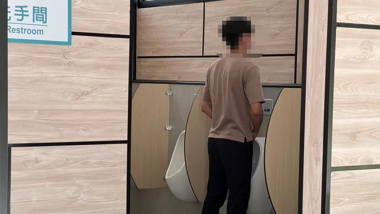 站在公廁外便能窺見男生如廁。魏嘉良攝