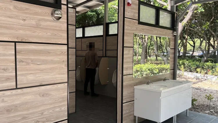 男廁進出口無門檔，男生如使用由外算起第2、3、4個小便斗，站在外面的人便能一覽無遺。魏嘉良攝