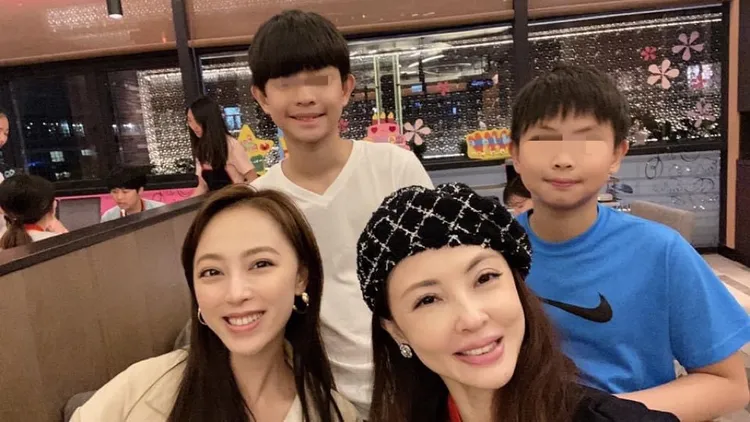 2個兒子2019年還是個小孩模樣。翻攝何如芸臉書