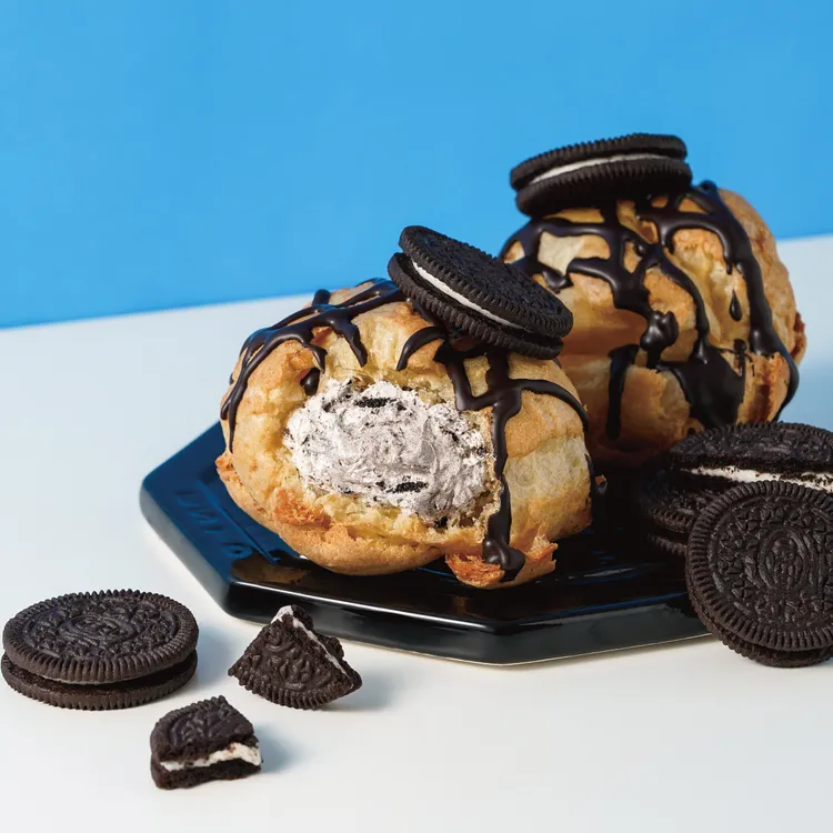 「巧酥耶克泡芙」外皮淋上香濃巧克力醬後再擺上一片OREO經典巧克力夾心餅乾。業者提供