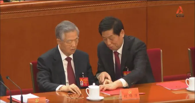 栗戰書似在勸說胡錦濤不要看文件。翻攝新加坡亞洲新聞台北京記者推特@OliviaSiongCNA