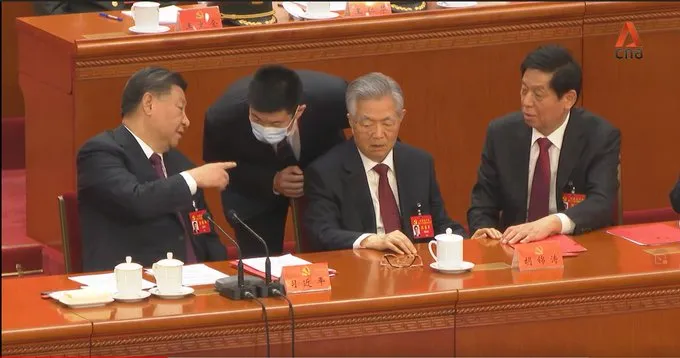 習近平叫來工作人員下達指令後，胡錦濤隨後就被帶離場。翻攝新加坡亞洲新聞台北京記者推特@OliviaSiongCNA