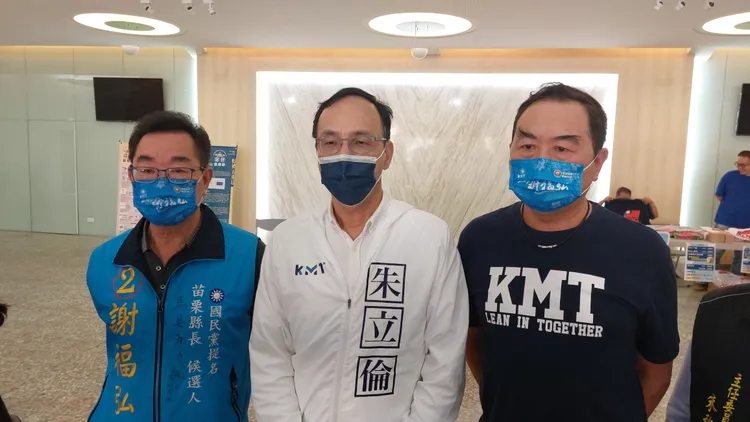 朱立倫強調提名原則，強調謝福弘（左）的人品絕對經得起考驗。楊永盛攝