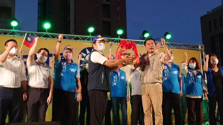 鍾東錦傍晚也成立百工百業後援會，有6大工商團體理事長站台推薦。鍾東錦競總提供