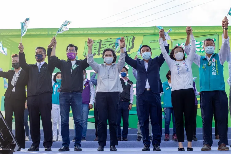 總統蔡英文率領王美花、徐國勇等人，拉抬徐定禎聲勢。徐定禎競總提供