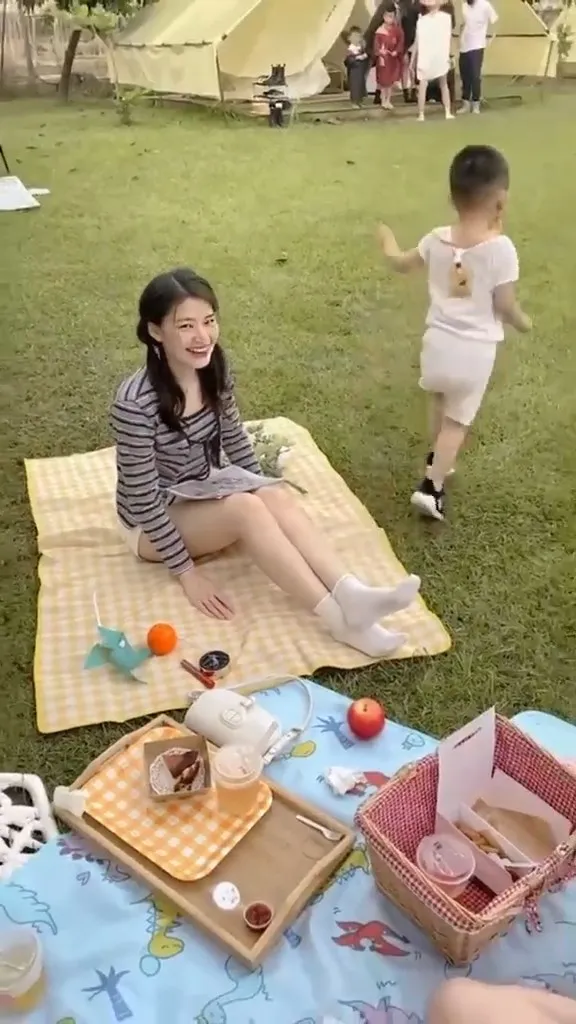 男童摸完美腿後雀躍地跑開，留下正妹只能傻笑。翻攝自臉書「爆廢公社」