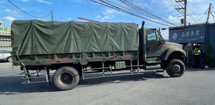 警方目前已到場對車禍現場量測，盼盡速釐清事故發生原因。翻攝畫面