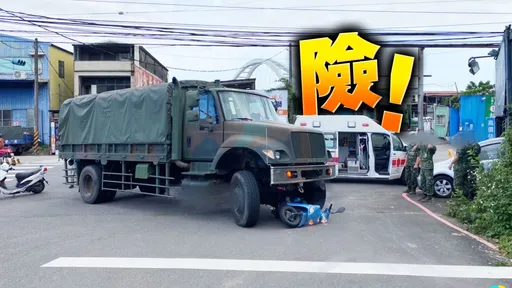 六軍團軍卡新北三峽轉彎撞機車　悲傷視角曝光！母載6歲女上課重摔遭輾雙亡