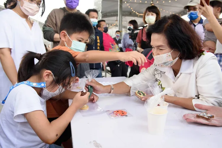 現場咖啡渣沙畫、小動物腳ㄚ糖霜餅乾、隔熱杯套乾燥花束等手作體驗活動，還有大小朋友都瘋狂的巨型扭蛋機，限量扭蛋驚喜歡迎大家來同樂。宜蘭縣政府提供