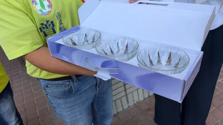 草屯的感恩說明會，贈送的是水晶晚3入組。田兆緯攝