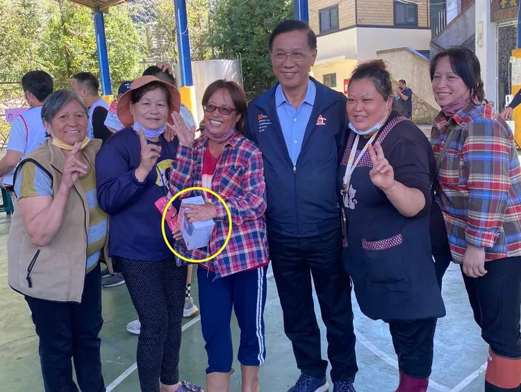 林明溱於本月24日在信義的感恩會，也有贈送泡麵碗。曾琮愷提供