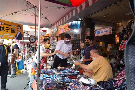 「戰神」黃國昌南下掃街　要為高雄留下這位議員