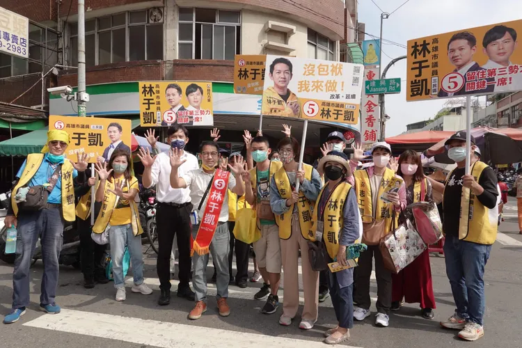 黃國昌今天到高雄，陪同時代力量三民區市議員林于凱掃街。林于凱提供