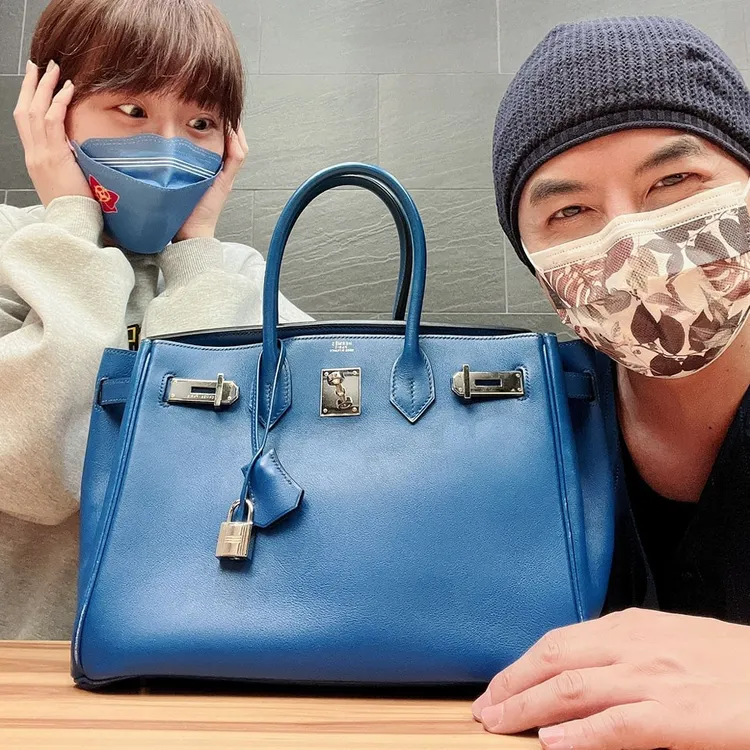 黃子佼把愛馬仕包包親手交給Lulu。翻攝黃子佼臉書