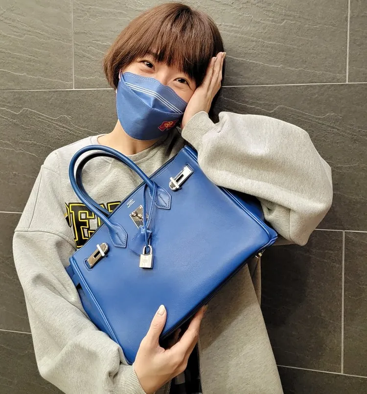 Lulu收到愛馬仕包包超開心。翻攝黃子佼臉書