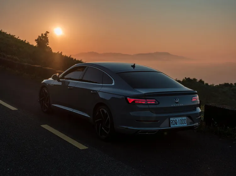 2023年式Arteon在330 TSI R-Line以上車型可選配前座雙層隔音膠合玻璃，以及後座及前擋隱私玻璃。原廠照片