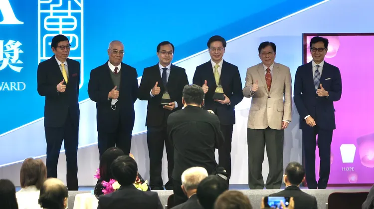 第四屆「蔡萬才台灣貢獻獎」由國立臺灣大學副校長張上淳、國際知名導演侯孝賢獲獎。林林攝