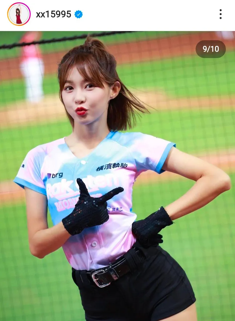 Yuri是樂天女孩中桌曆賣最好的。翻攝「Yuri陳怡叡」的IG