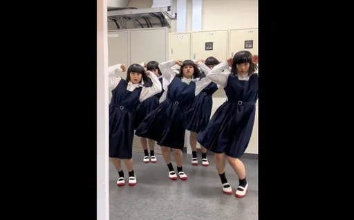 制服妹跳洗腦神曲 魔性群舞太震撼 網驚「是複製人嗎?」