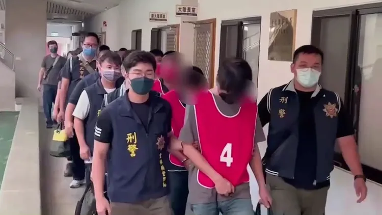 警方將嫌犯送辦。新北市刑大提供