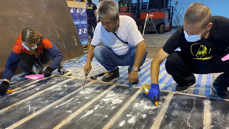 警方仔細地取出木板內的毒品。新北市刑大提供