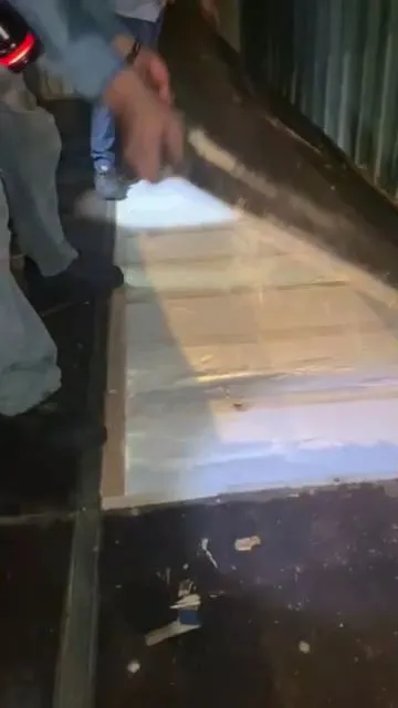 新北警在貨櫃底下棧板中查扣K他命毒品。新北市刑大提供