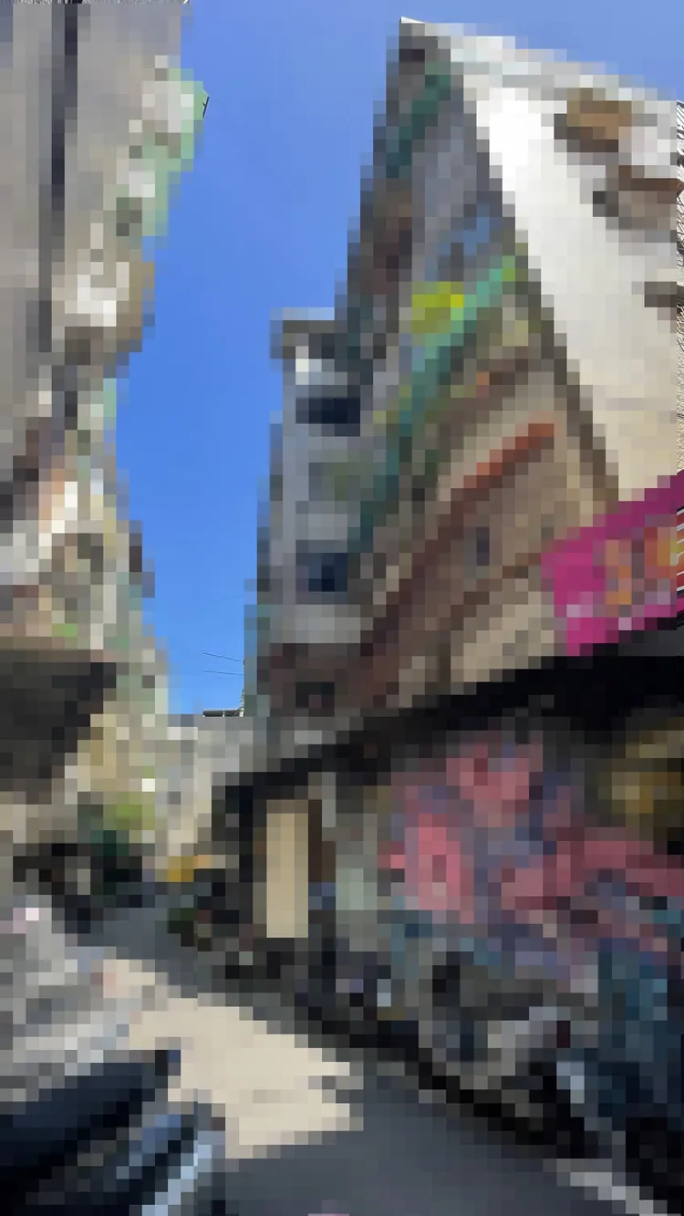 周男在家中客廳，伴著妻子屍體9小時，離家前往店內拿生魚片刀找林男理論。陸運陞攝