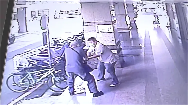 周男持生魚片刀向林男猛刺，卻被林男奪刀反擊，周男就自行前往永和分局投案。翻攝畫面