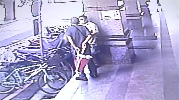 周男勒殺妻子後，早上持生魚片刀找懷疑與妻子有染的林男理論。翻攝畫面