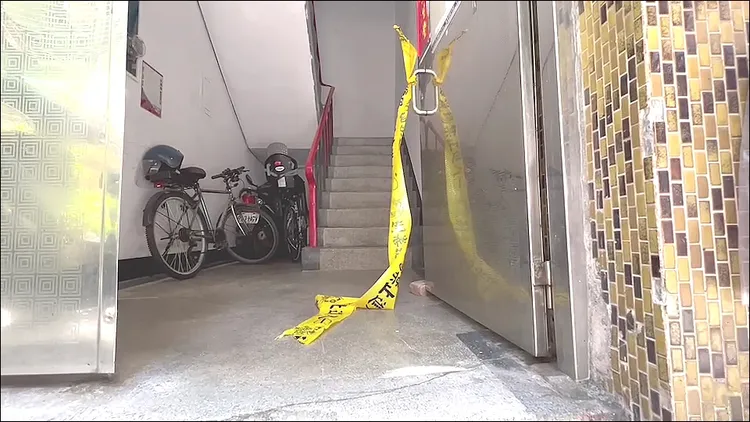 周男衝動地拿毛巾勒殺妻子，確認斷氣後，獨自走到客廳休息。翻攝畫面