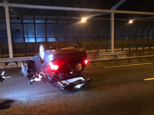 醉男「車神」上身！台74線撞車翻覆只受輕傷　無辜女駕駛遭波及