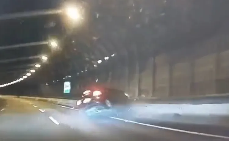 林男車子撞擊護欄。讀者提供