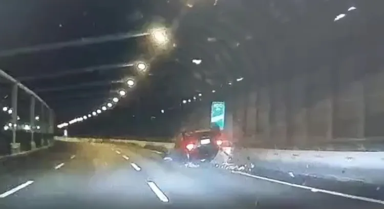 林男車子翻覆。讀者提供