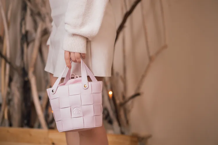 星巴克台灣市場首次開發以格紋交錯的「粉色編織筒型包」。業者提供