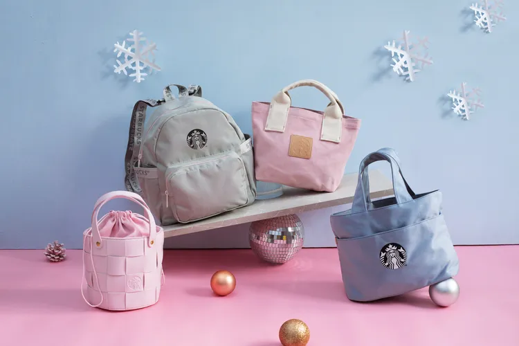 「灰色輕巧後背包」則以質感灰色搭配浪漫粉色拉鍊，不論是甜美或中性穿搭都能駕馭。業者提供