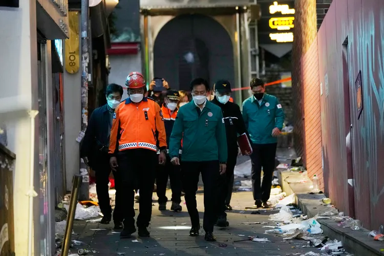 首爾市長吳世勳（前排右）自歐洲訪問行程趕回南韓，30日與官員到梨泰院踩踏事件巷弄視察。美聯社