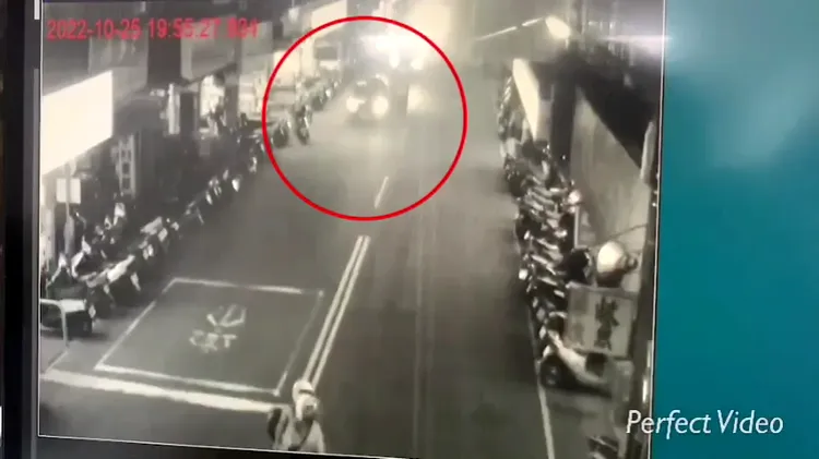 2嫌逞兇後開車離去。翻攝畫面