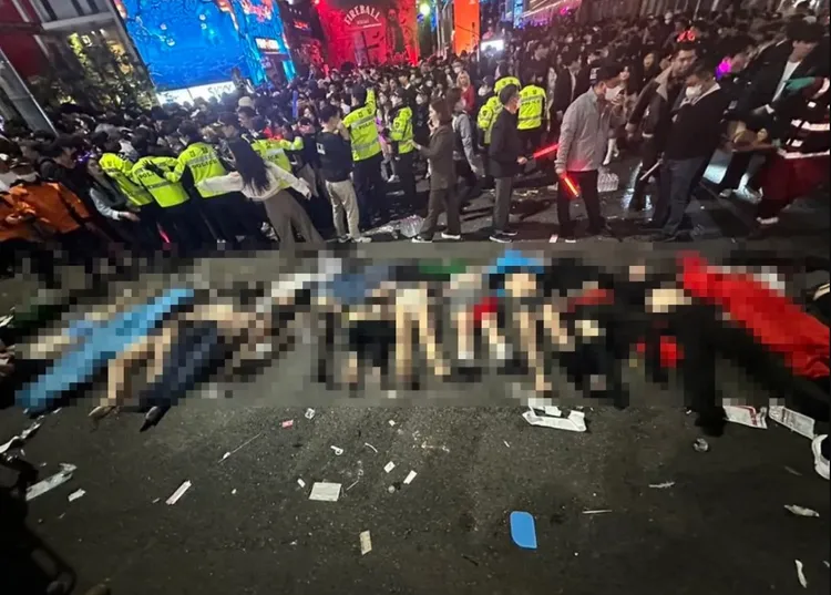 一整排衣衫不整的遺體就排在地上。翻攝推特