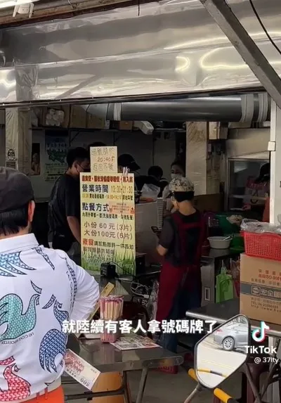 剛開店就滿滿的人潮。